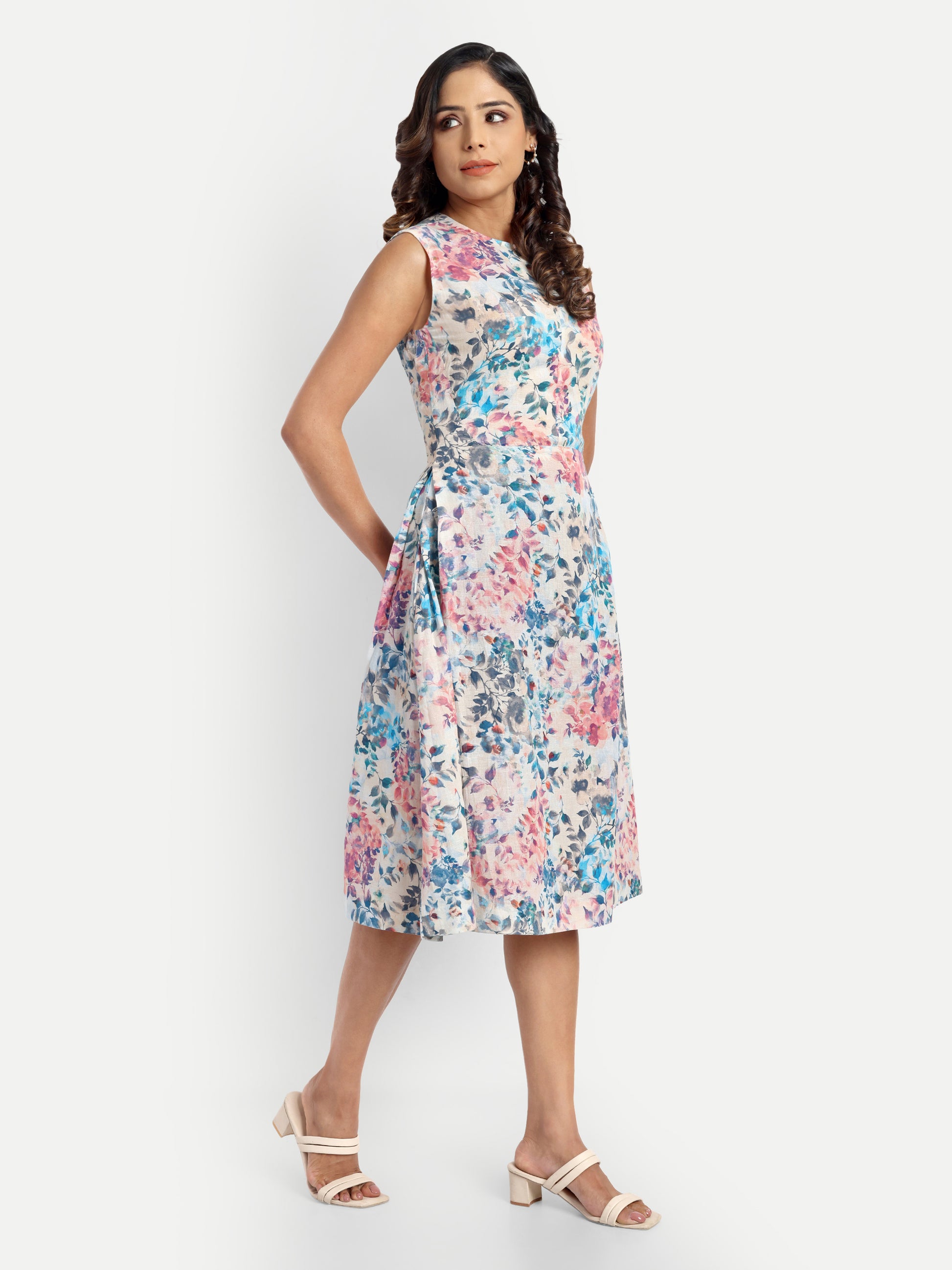 Women’s floral Kiki sleeveless midi dress with elegant fit and soft pastel print
