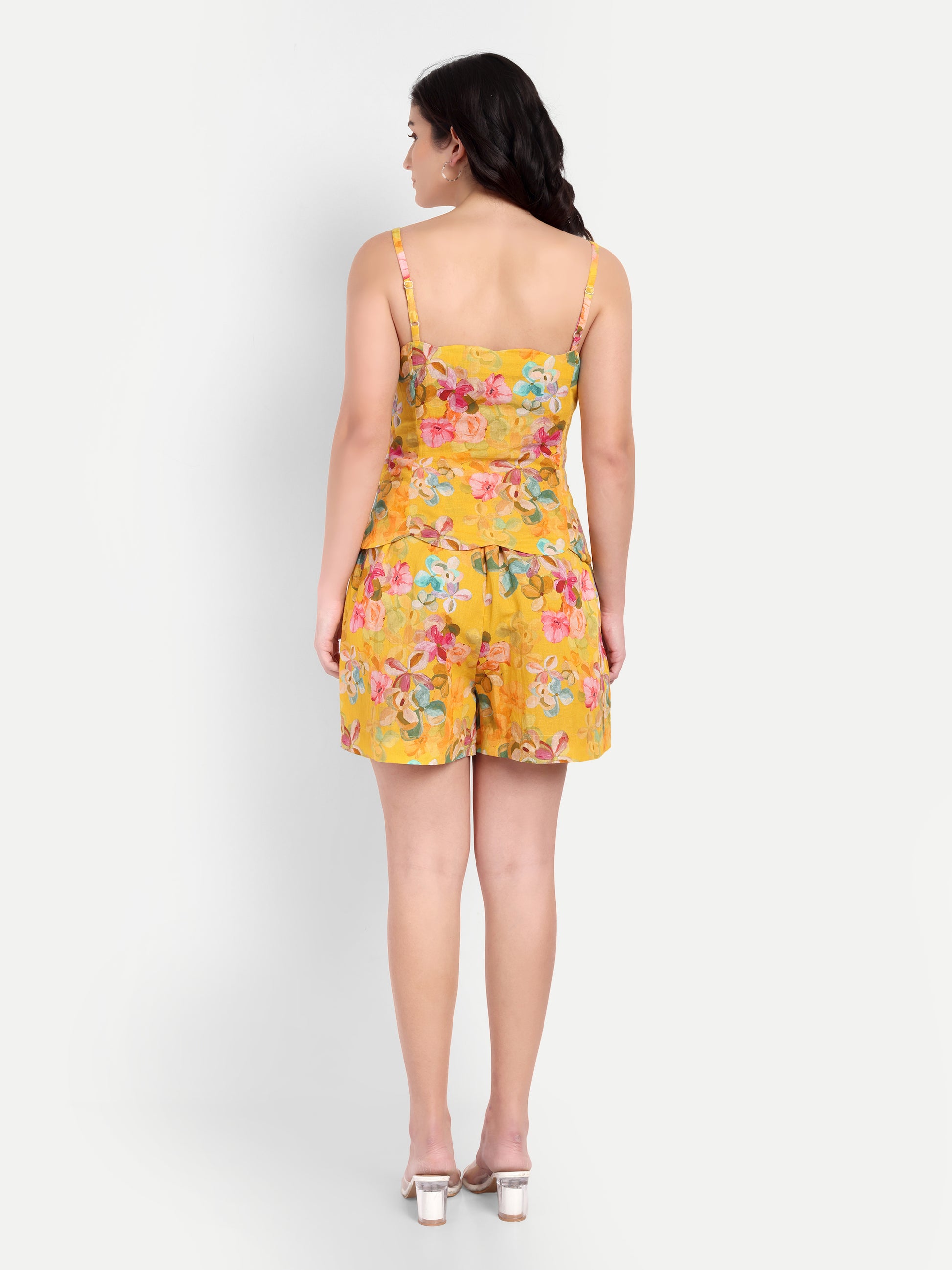 Women’s yellow floral Leo top CB with sleeveless design, relaxed fit and stylish summer look